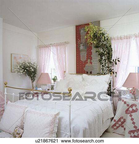 Stockfotografering hvid, messing, seng, hos, hvid, snørebÃ¥nd ... Hvidt soveværelse