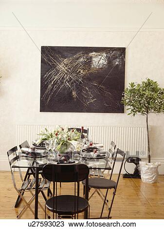 Negro, sillas, y, mesa de vidrio, conjunto, para, cena de navidad, en, moderno, blanco, comedor, con, pintura abstracta, sobre, árbol de la bahía, en, Negro, sillas, y, mesa de vidrio, conjunto, para, cena de navidad, en, moderno, blanco, comedor, con, pintura abstracta, sobre, árbol de la bahía, en,