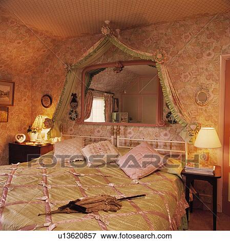 Pink Green かけられた 絹 そして ピンク 鏡 の上 ベッド で Pink Green 絹 Bedcover 中に 寝室 で 花 壁紙 写真館 イメージ館 U Fotosearch
