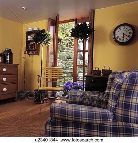 Stock Foto - topiary, loofbomen, in, potten, naast, frans deuren, in ... Stock Foto - topiary, loofbomen, in, potten, naast, frans deuren, in ...