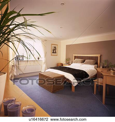Wicker Borst In Slaapkamer Met Bruine Muur Achter Bed En Paarse Tapijt Op De Vloer Stock Afbeelding U16416672 Fotosearch