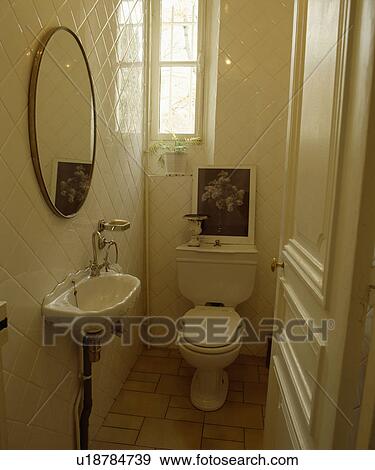 戸オープン へ 洗面器 そして トイレ 中に 小さい 白 タイルを張った クローク 写真館 イメージ館 U Fotosearch