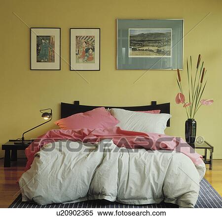 Stock Afbeelding - afbeeldingen, boven, bed, met, roze, hoofdkussen ... Stock Afbeelding - afbeeldingen, boven, bed, met, roze, hoofdkussen ...