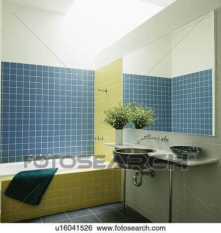 Stock Afbeeldingen - blauwe, en, gele, muur tegels, in, hippe ... Stock Afbeeldingen - blauwe, en, gele, muur tegels, in, hippe ...