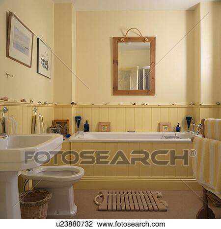 Hölzern, spiegel, oben, dado-panelling, und, getäfelt, bad, in, pastell