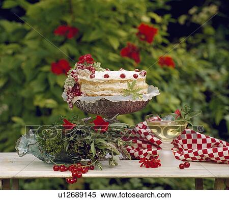 Nature Morte De Gateau Anniversaire Banques De Photographies U Fotosearch