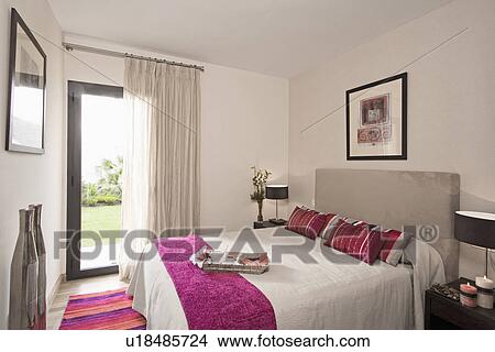 Testata Letto Con Cuscini.Rosa Lancio E Cuscini Letto Con Tappezzato Grigio Testata Letto In Moderno Camera Letto Con Bianco Tenda Immagine U18485724 Fotosearch