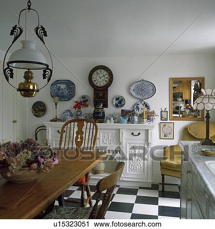 Style Victorien Lanterne Au Dessus Table Bois Et Chaises Dans Pays Cuisine à Noir Blanc Plancher Banque Dimage