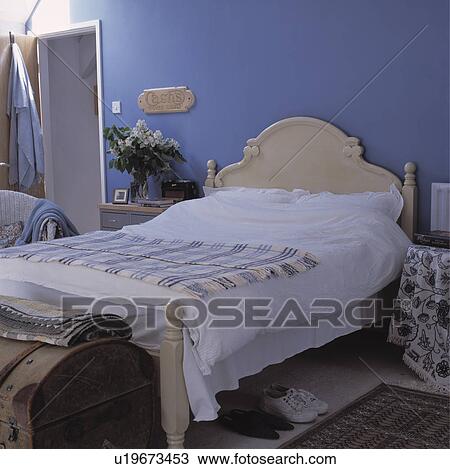 Weiss Kissen Und Federbett Mit Kariert Decke Auf Malen Creme Holzernes Bett In Klein Blau Schalfzimmer Stock Bild U19673453 Fotosearch