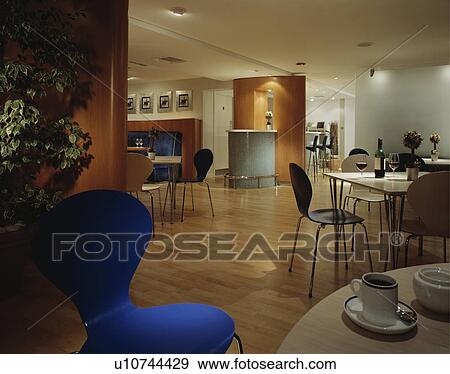Stock Fotografie - witte, tafels, en, black, stoelen, in, hippe ... Stock Fotografie - witte, tafels, en, black, stoelen, in, hippe ...