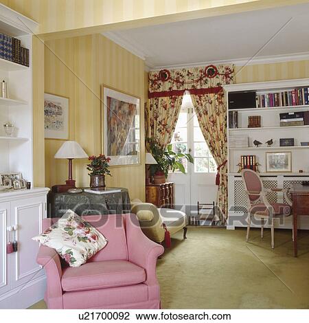 しまのある 黄色 壁紙 そして ピンク 肘掛け椅子 中に 反響室 で パターン装飾された 赤いカーテン そして 薄い 緑 カーペット ストックイメージ U Fotosearch