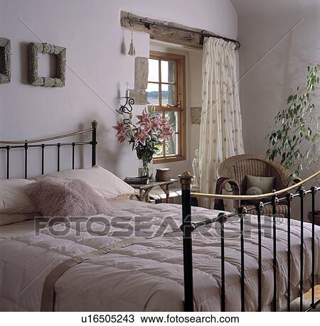 Stockfoto fløde, duvet, pÃ¥, antik messing, seng, ind, hvid, hytte ... Væghængt sengebord