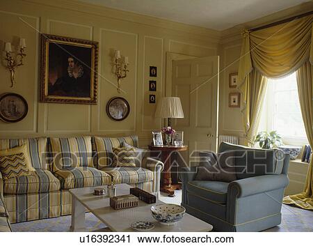 Stock Fotografie - gelb blau, gestreift, sofa, blau, sessel, in ... Stock Fotografie - gelb blau, gestreift, sofa, blau, sessel, in ...
