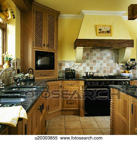Vernice, effetto, afflitto, blu, andato bene, credenze, in, giallo, cucina, con, tavola legno, e, giallo, sedie Archivio Fotografico Vernice, effetto, afflitto, blu, andato bene, credenze, in, giallo, cucina, con, tavola legno, e, giallo, sedie Archivio Fotografico