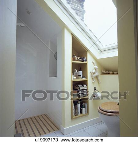 Velux 窓 の上 トイレ 中に 小さい 屋根裏 浴室 で 開いた シャワー そして 休会した なだらかに傾斜する ストックイメージ U Fotosearch