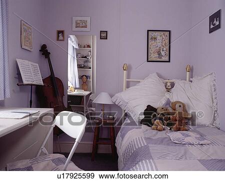 Royaltyfri bild, stockbild, stockfoto vita, kuddar, om, mässing ...