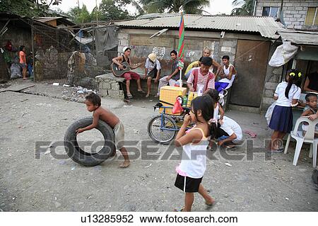 人々 子供 人 子供たちが遊ぶ スラム街 ストックイメージ U Fotosearch