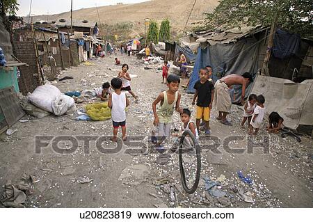 人々 子供 人 子供たちが遊ぶ スラム街 写真館 イメージ館 U3819 Fotosearch