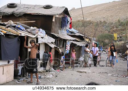 人々 家 人 子供たちが遊ぶ スラム街 ストックフォト 写真素材 U Fotosearch