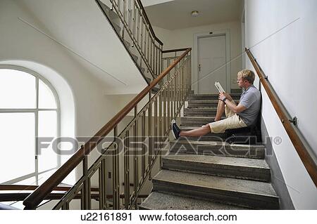 Stock Image -  computer man book laptop junger mann mit im 20-25. Fotosearch