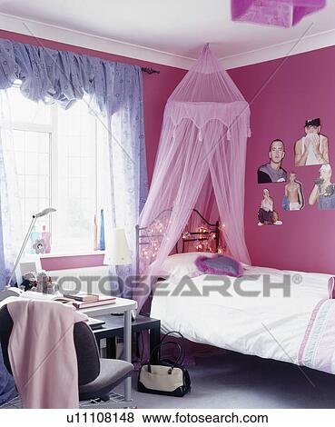 ピンク ボイル テント の上 ベッド 中に ピンク ティーンエージャーの 寝室 で 青 カーテン 写真館 イメージ館 U Fotosearch