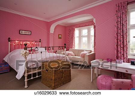 枝編み細工 胸 下に 骨董品 白 金属 ベッド 中に 伝統的である 寝室 で ピンク 壁紙 ストックイメージ U Fotosearch