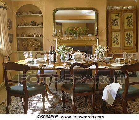 Antiker Stuhle Und Tisch In Land Esszimmer Mit Nische Regale Stock Fotografie U26064505 Fotosearch