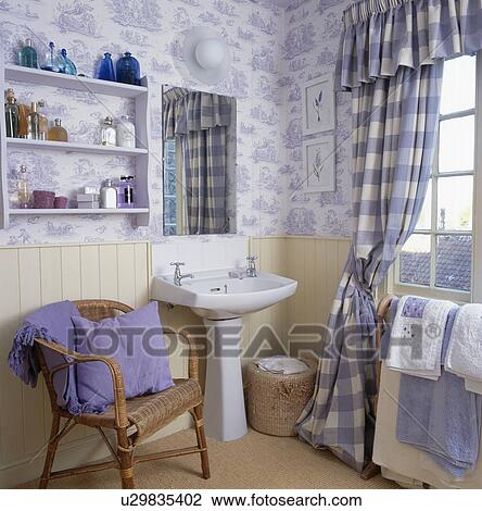 Blue White Toile De Jouy 壁紙 と青 チェックされた カーテン 中に 小さい 浴室 ストックイメージ U Fotosearch