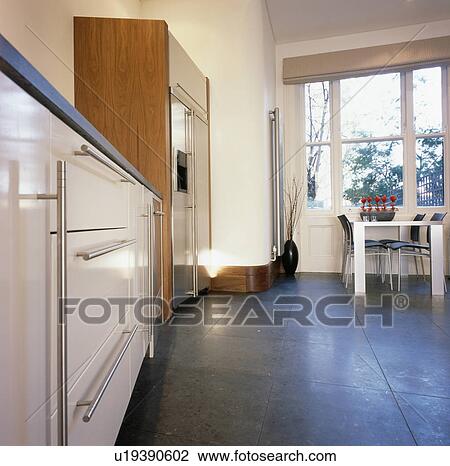 Dunkel Grauer Fussboden In Modernes Kueche Esszimmer Stock Bild U19390602 Fotosearch