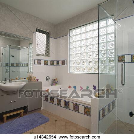 Glas ziegelstein, fenster, oben, bad, mit, dekorativ, tiling, in, modernes, familie, badezimmer Bild Glas ziegelstein, fenster, oben, bad, mit, dekorativ, tiling, in, modernes, familie, badezimmer Bild