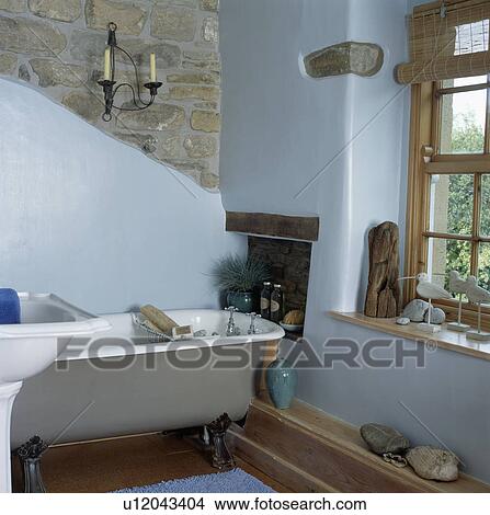 Grauer Rolltop Bad In Pastell Blau Hutte Badezimmer Mit Ausgesetzt Steinmauer Bild U12043404 Fotosearch