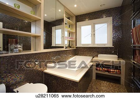 Bagni Moderni Beige E Marrone.Moderno Rettangolare Bagno E Marrone Mosaico Tegole Parete In Moderno Bagno Archivio Fotografico U28211065 Fotosearch