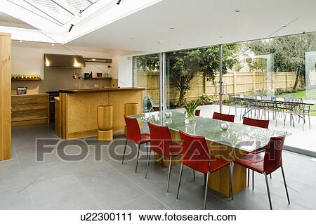 Rouges Chaises Et Table Verre Dans Grand Moderne Cuisine Salle Manger à Gris Plancher Et Vue De Les Jardin Banque Dimage