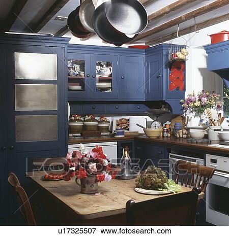 Vernice, effetto, afflitto, blu, andato bene, credenze, in, giallo, cucina, con, tavola legno, e, giallo, sedie Archivio Fotografico Vernice, effetto, afflitto, blu, andato bene, credenze, in, giallo, cucina, con, tavola legno, e, giallo, sedie Archivio Fotografico