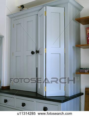 クローズアップ の パステル 青 フィットした 台所食器棚 で 折りたたみ ドア ストックフォト 写真素材 U Fotosearch