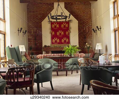 テーブル そして 椅子 中に ホテル ラウンジ で 中世 掛かること 上に 暖炉 ストックイメージ U Fotosearch