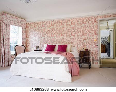 ピンク Toile De Jouy 壁紙 そして カーテン 中に 国 寝室 で クリーム キルト そして ピンク 投球 ベッドで ストックイメージ U1063 Fotosearch