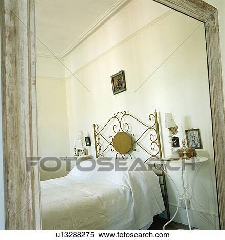 大きい 鏡 反映 白 金属 テーブル 横に ベッド で 装飾用である 金属 ヘッドボード そして 白 リンネル ストックフォト 写真素材 U Fotosearch