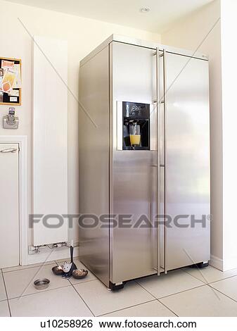 American-style, rostfreiem stahl, fridge-freezer, neben, senkrecht ... American-style, rostfreiem stahl, fridge-freezer, neben, senkrecht ...
