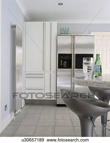American-style, rostfreier stahl, kühlschrank, in, modernes, kueche ... American-style, rostfreier stahl, kühlschrank, in, modernes, kueche ...