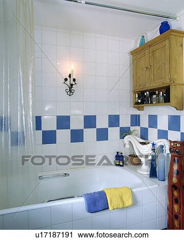 Blue White Gekachelt Umrandungen Auf Wand Oben Bad In Klein Weiss Badezimmer Mit Kiefer Wand Schrank Stock Bild U17187191 Fotosearch