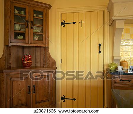 Chestnut Wood Credenza Accanto Porta Gialla In Cottage Cucina Archivio Fotografico U Fotosearch