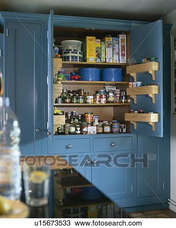 Close-up, de, azul, despensa, armário, com, portas, abertos, mostrando