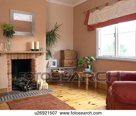 Bild - creme, und, rot, blenden, auf, fenster, in, klein, economy ... Bild - creme, und, rot, blenden, auf, fenster, in, klein, economy ...