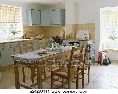 Einfache, holztisch, und, stühle, in, hütte, kueche, esszimmer, mit ... Einfache, holztisch, und, stühle, in, hütte, kueche, esszimmer, mit ...