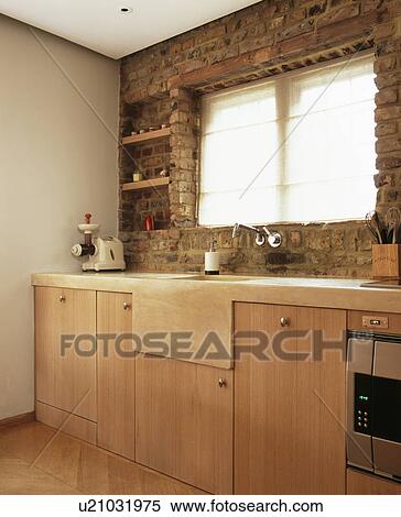 Lavandino In Pietra Cucina.Esposto Muro Di Mattoni Sopra Andato Bene Credenze Con Pietra Lavandino In Moderno Cucina Archivio Fotografico U21031975 Fotosearch