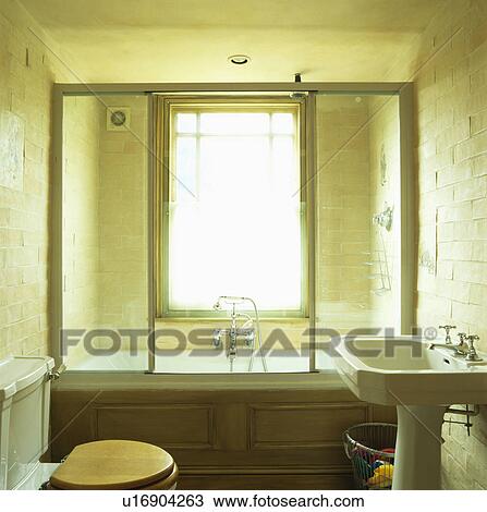 Stock Foto - glas, douche, deuren, op, bad, in, hippe, badkamer ... Stock Foto - glas, douche, deuren, op, bad, in, hippe, badkamer ...