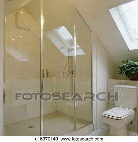 Glas Dusche Turen In Modernes Weiss Dachgeschoss Bekehrung Badezimmer Stock Bild U16370140 Fotosearch