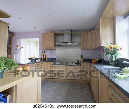 Grauer, fussboden, in, mauve, kueche, mit, blaß, holz, gepaßt, einheiten, und, grauer, tiled boden Stock Fotografie Grauer, fussboden, in, mauve, kueche, mit, blaß, holz, gepaßt, einheiten, und, grauer, tiled boden Stock Fotografie