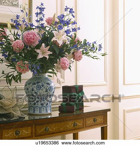 Gros Plan De Rose Bleu Fleurs Dans Simple Arrangement Fleur Dans Bluewhite Vase Banque De Photographies